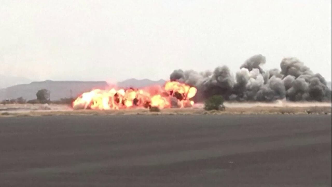 اليمن: الحوثيون يتهمون السعودية بقصف مطار صنعاء ويتوعدون برد قاس